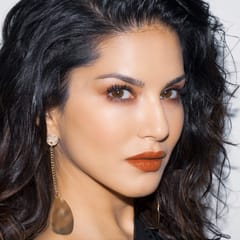 Star Struck- 2 Piece Lip Set (Intense Matte Lip color,Lip Liner)
